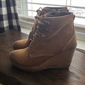 Nice Geox Respira brown leather/suede wedge booties with easy on side zip